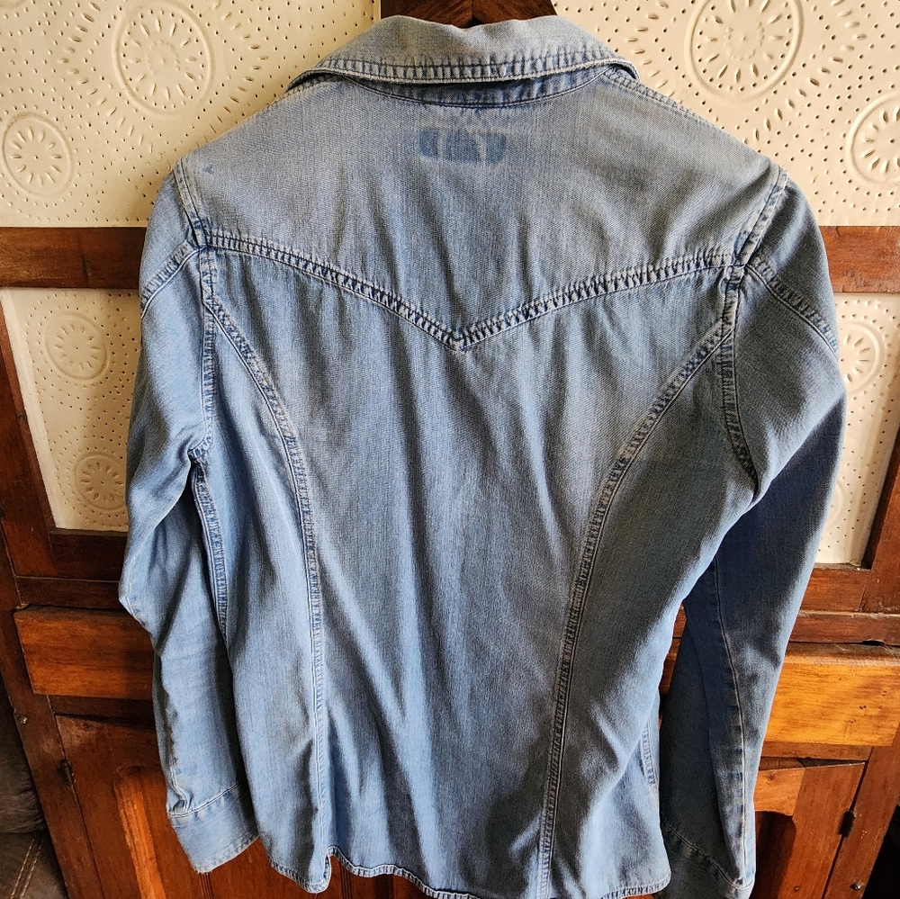 Eddie Bauer Womens Trucker Light Wash Denim Button-Up Shirt Size Medium - Picture 4 of 7